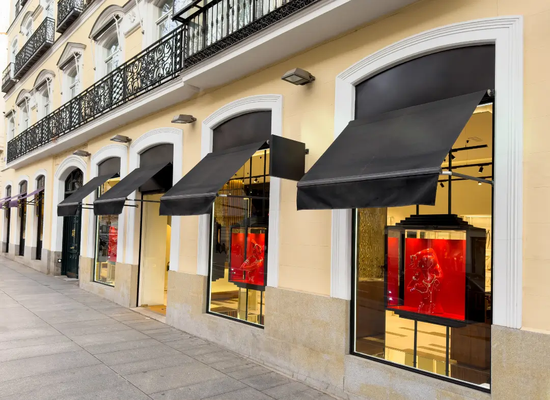 Façade vitrine de magasin en aluminium sur mesure à Cornebarrieu
